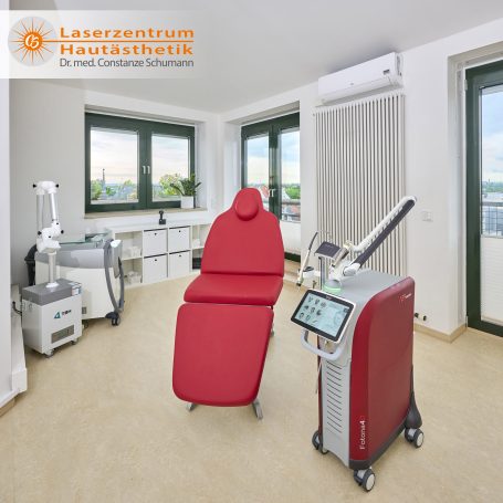 Laserzentrum Hautästhetik Straubing Behandlungsraum 2 mit Blick Richtung Straubing Süd