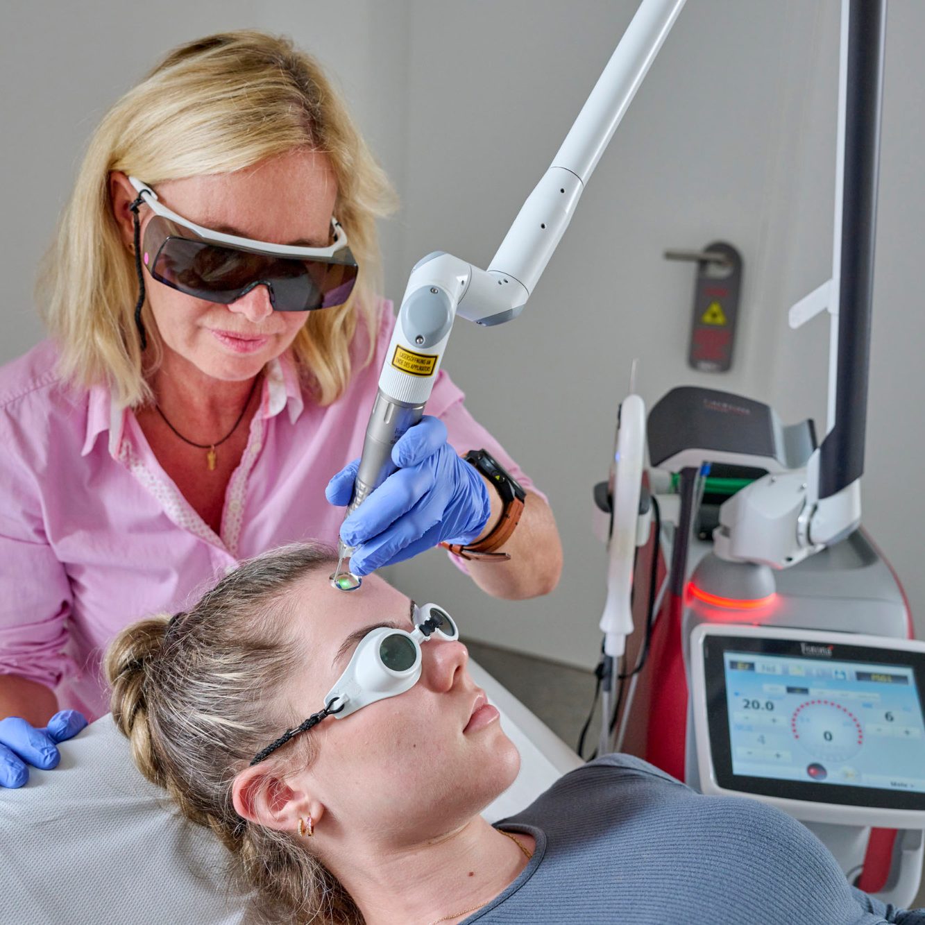 Laserbehandlung Rote Äderchen, Altersflecken, Alterswarzen, Besenreiser Laserzentrum Straubing Dr. Schumann Laserbehandlung Rote Äderchen, Altersflecken, Alterswarzen, Besenreiser Laserzentrum Straubing Dr. Schumann